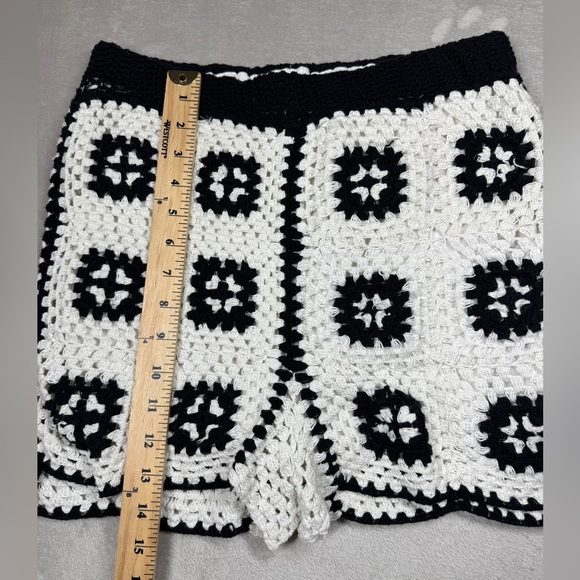 Urban Outfitters Granny Square Crochet Black White Boho Shorts Size Large - Picture 7 of 16